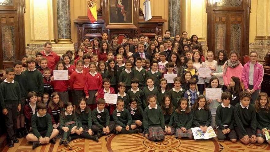 Participantes en el proyecto &#039;Semente&#039;, ayer, con el alcalde, en el salón de plenos. / la opinión