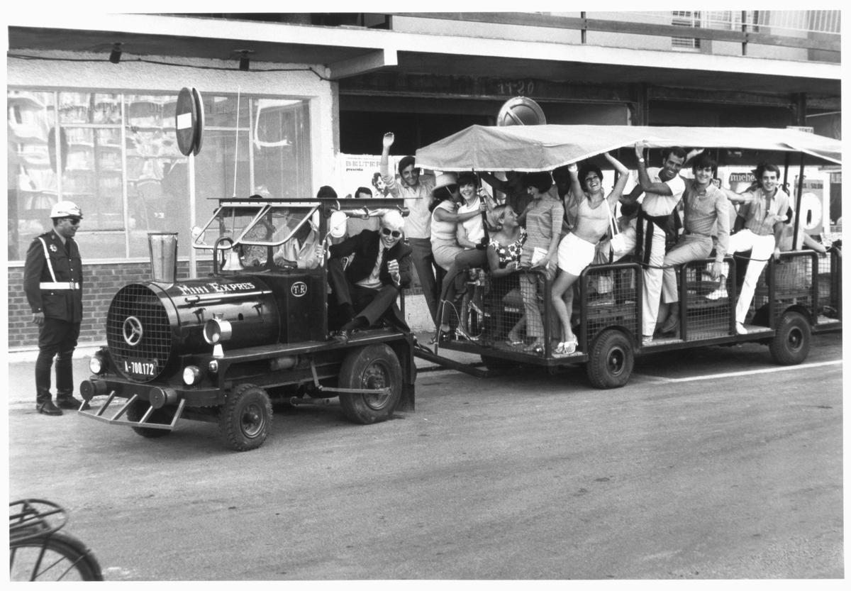 El vampiro, a los mandos del trenet, paseando a los artistas del festival (1968)