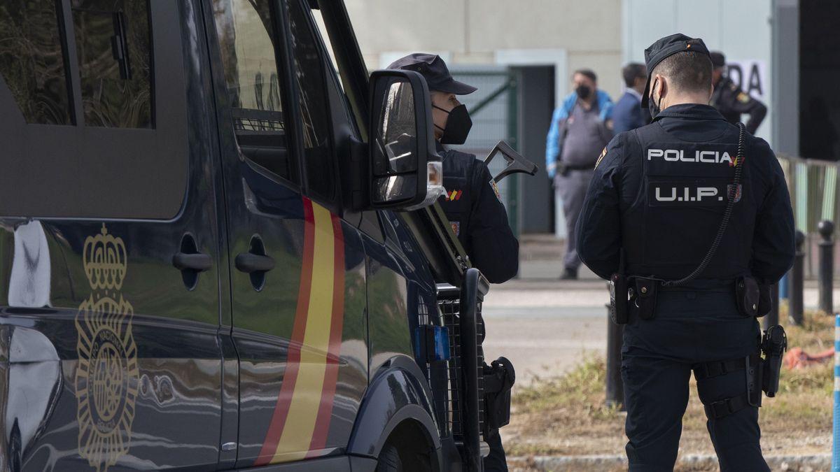 Policías nacionales.