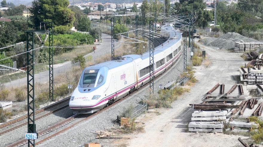 El tren que prueba la línea del AVE entre Orihuela y Murcia.