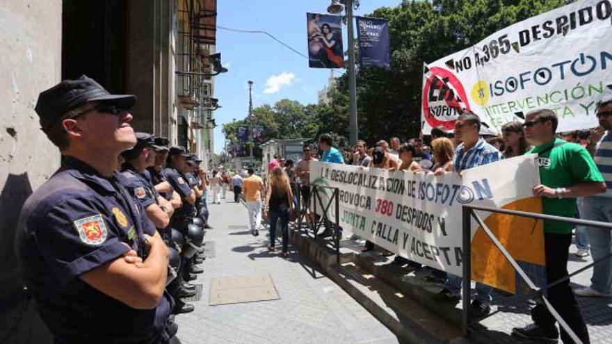 Los trabajadores de Isofotón volvieron a manifestarse ayer ante la sede de la Junta.