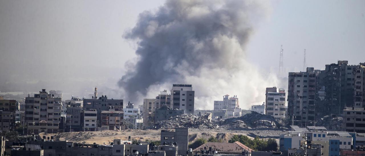 Una columna de humo causada por un bombardeo de Israel sobre una zona urbana de Gaza.
