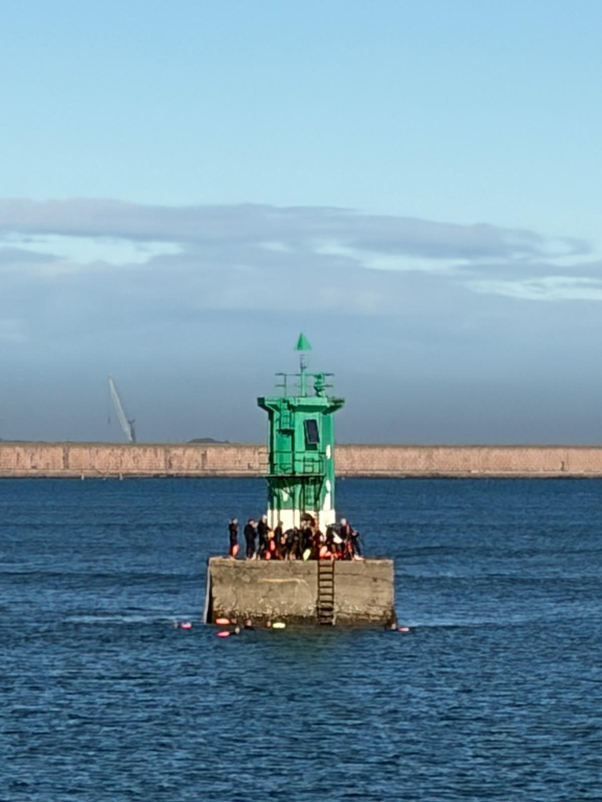 Los nadadores, instalando el belén.