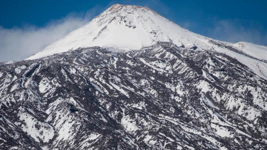 El Teide, ayer, abrazado por la nieve.