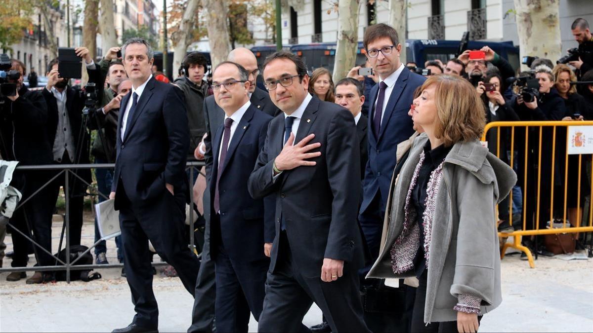 Los 'exconsellers' de la Generalitat de Catalunya Joaquim Forn, Raül Romeva, Jordi Turull, Carles Mundó, Josep Rull, Dolors Bassa y Meritxell Borràs, a su llegada a la Audiencia Nacional.