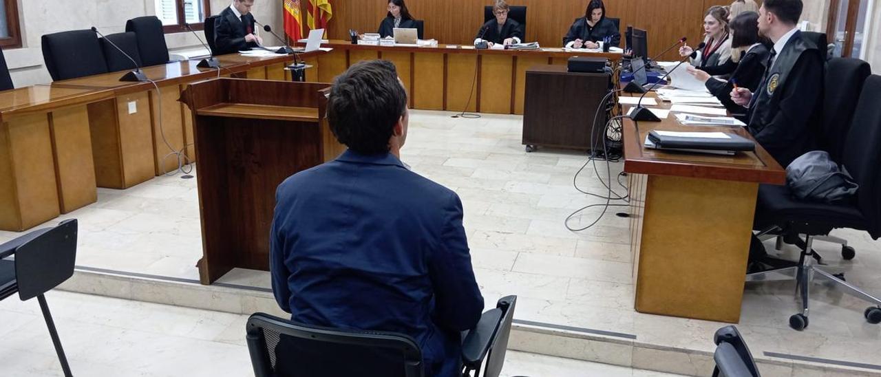 El acusado, durante el juicio en la Audiencia Provincial de Palma.