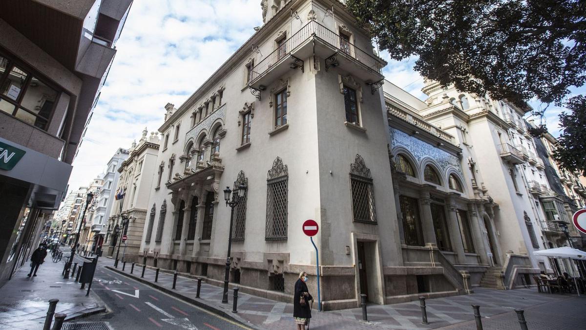 El edificio, que se terminó en 1920, da a la plaza de Gabriel Miró y a las calles San Fernando y Velarde, en pleno Centro Tradicional. | ALEX DOMÍNGUEZ