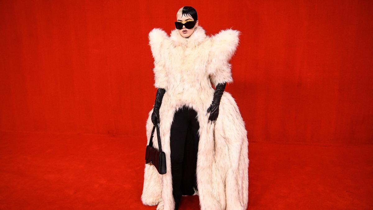 Ein Model präsentiert eine Kreation der Frühjahrs-und Sommer 2022 Ready-to-wear Kollektion von Balenciaga während der Pariser Modewoche.