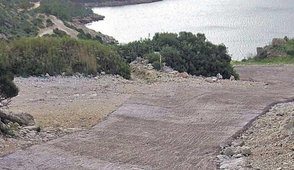 El Govern hormigona caminos del parque nacional de Cabrera