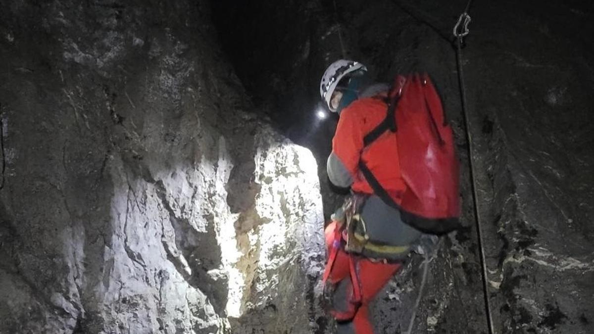 Rettungshelfer sind im Einsatz, nachdem ein Forscher aus Frankreich in eine Höhle eingestürzt ist.