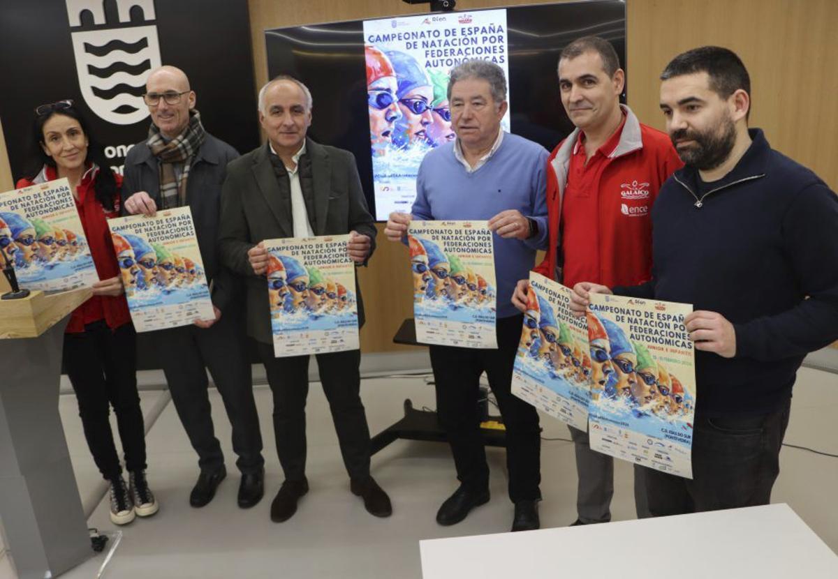 El alcalde y los miembros del CN Galaico, en la presentación. | FDV