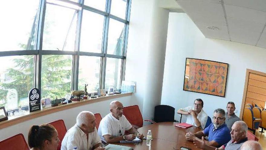 Reunión de los empresarios con representantes del Concello. // G.N.