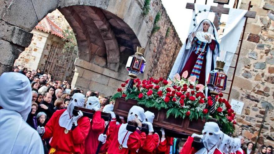 La Virgen del Buen Fin y Nazaret llenó de solemnidad las calles de Cáceres