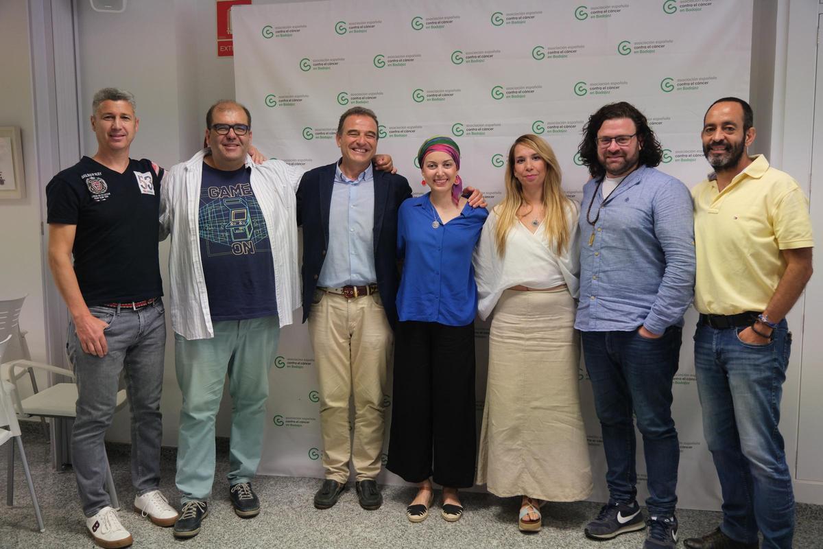Laura y Raquel, en el centro, junto a otros miembros del proyecto, este jueves en la sede la AECC de Badajoz.