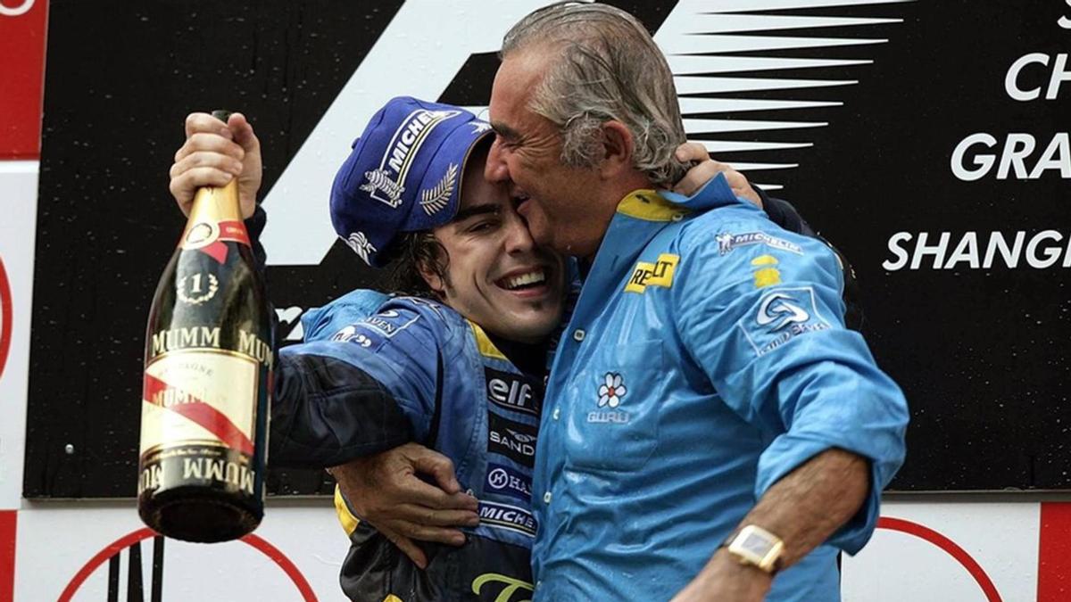 Fernando Alonso y Flavio Briatore, en el podio del Mundial 2005.