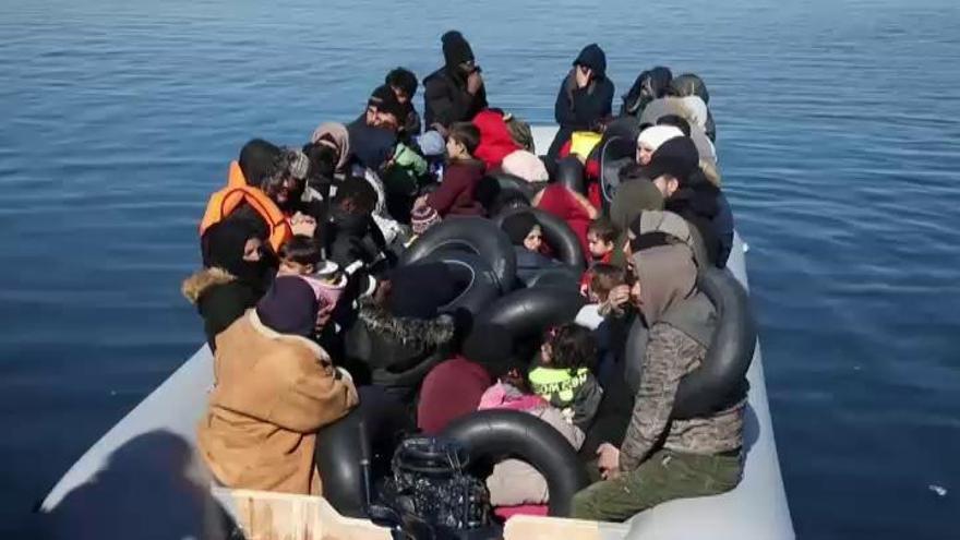 Un grupo de ciudadanos de Lesbos trata de impedir el desembarco de refugiados sirios en medio de la crisis humanitaria