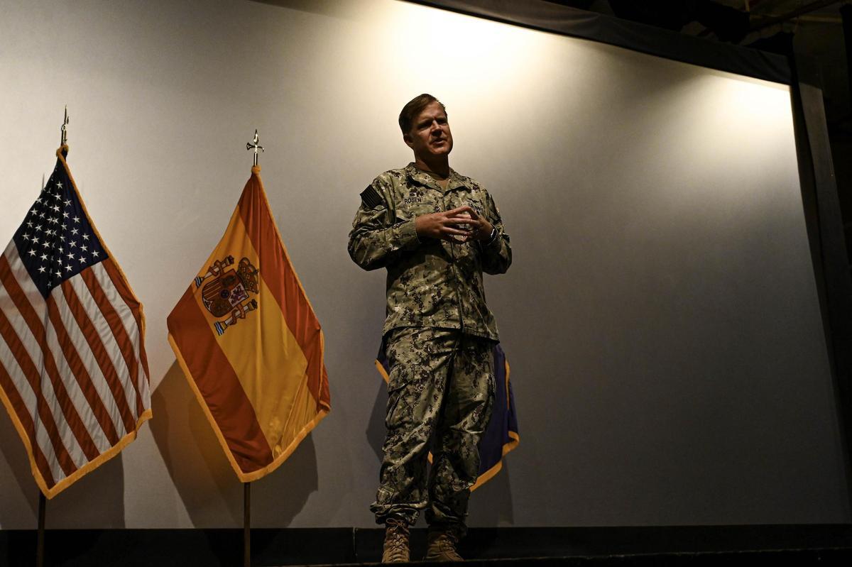 El contalmirante Brad Rosen, jefe del mando naval norteamericano de Europa y África central, se dirige a los marinos destinados en la base durante una intervención en septiembre pasado.