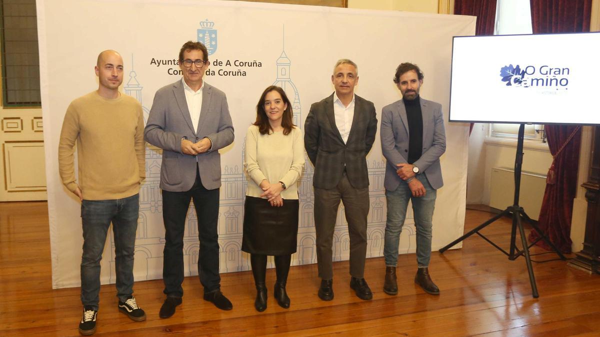Gonzalo Rabuñal, Antonio Leira, Inés Rey, Roberto García y Ezequiel Mosquera, ayer, en el Ayuntamiento. // Iago López