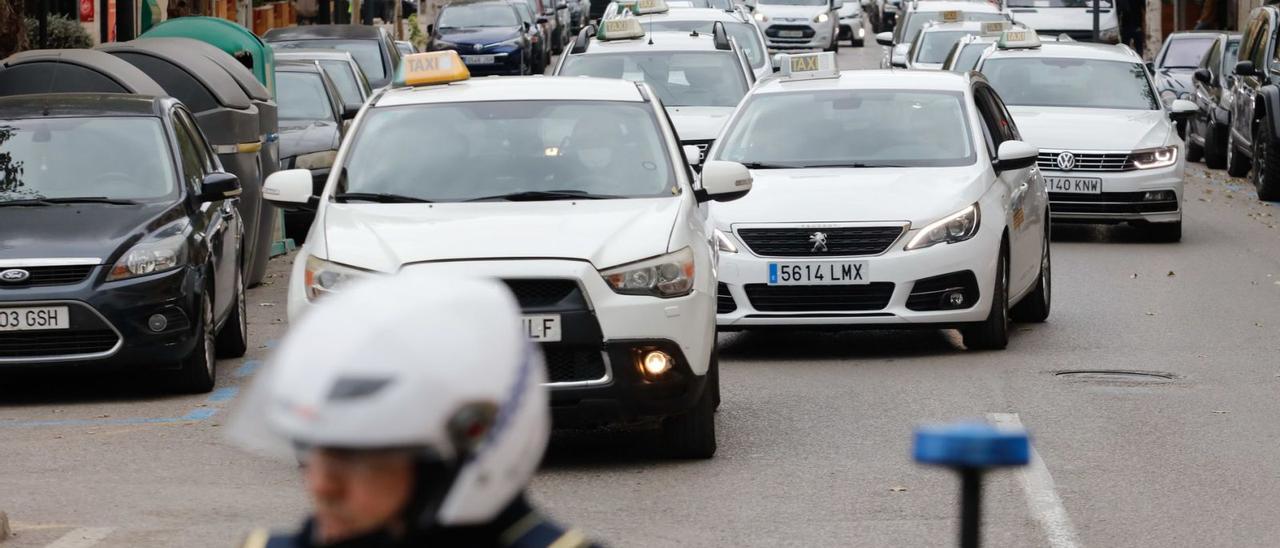 Caravana de taxistas de Vila en protesta por el descanso obligatorio semanal del próximo verano. | J.  A. RIERA