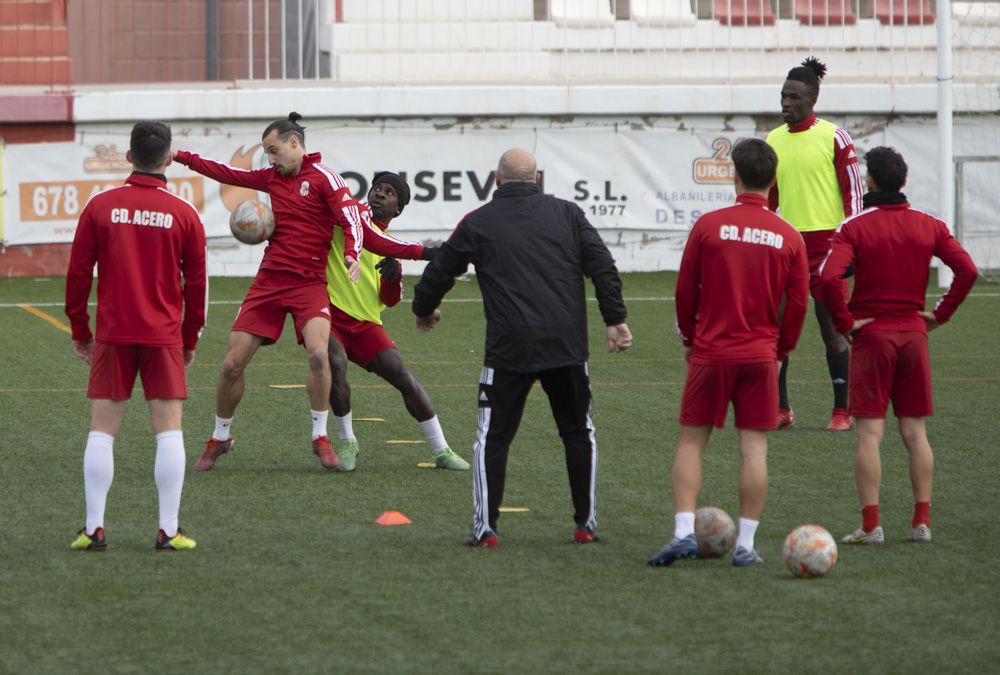 El CD Acero del Port de Sagunt entrena en el estadio Fornás antes del encuentro frente al Torrent