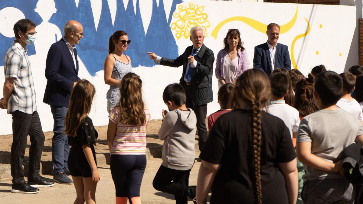 El director general de Innovación y Formación del Profesorado, Luis-Domingo González, se dirige a los niños del colegio de Coreses ante el mural. A su izquierda y derecha, Beatriz Berrocal e Izaskun Sánchez. | José Luis Fernández