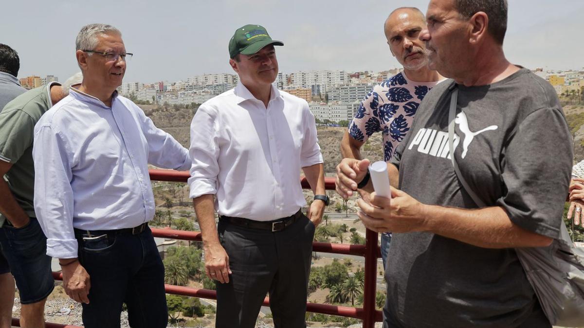 El alcalde, Augusto Hidalgo, dialoga con vecinos de San Juan durante la visita realizada al barrio.