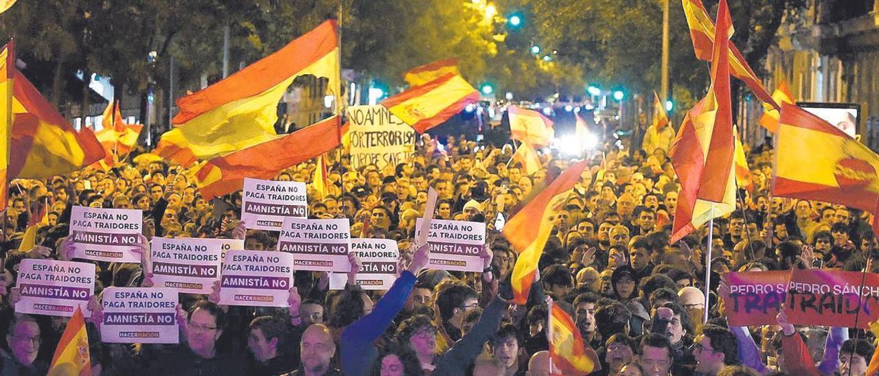 Nueva manifestación contra la amnistía en la calle Ferraz de Madrid.