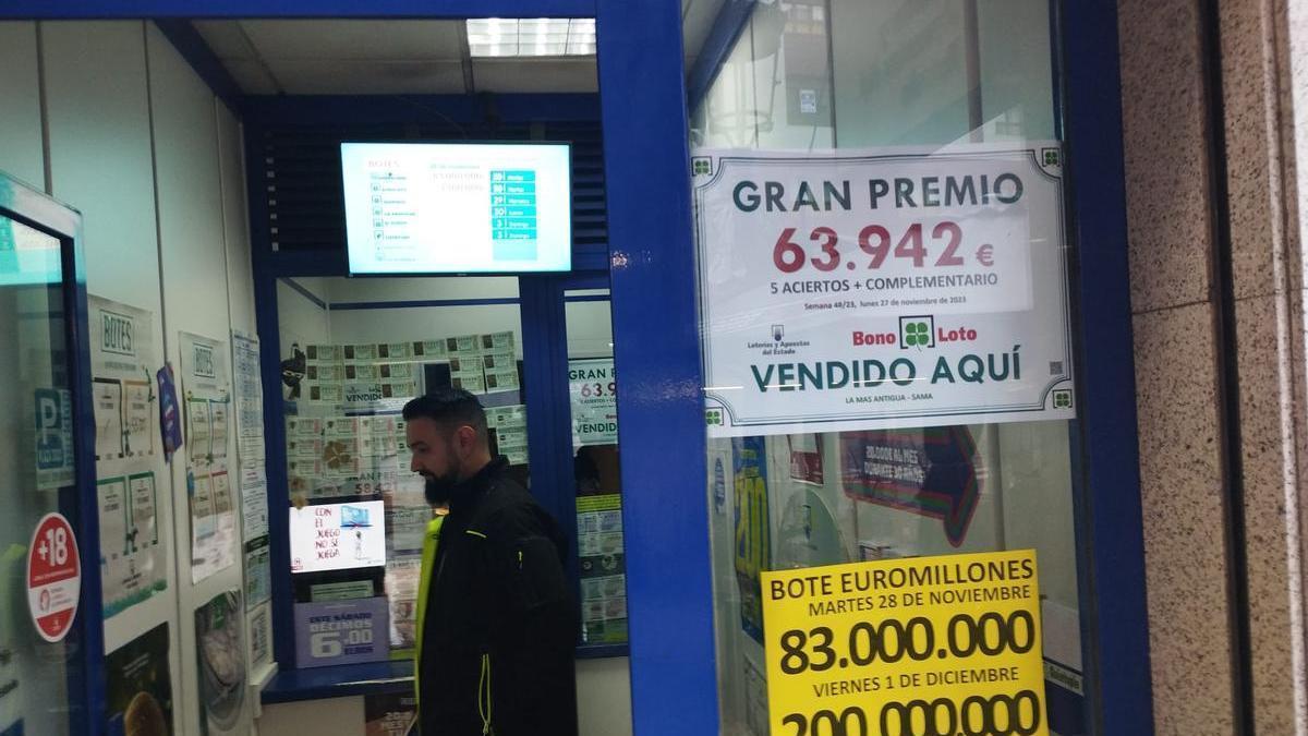 La administración que dio el premio, con el cartel indicador en primer término.