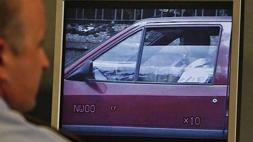Un mosso de trànsit mostra un xofer amb el mòbil, foto d&#039;arxiu.