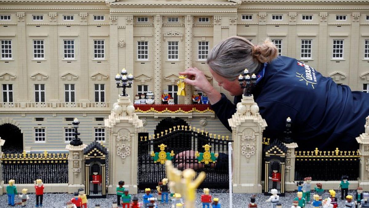 Reproducción en Lego del Palacio de Buckingham con la familia real en el balcón.