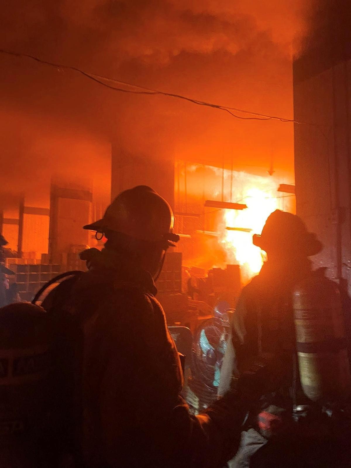 Espectacular incencio en la histórica oficina de Correos de Manila