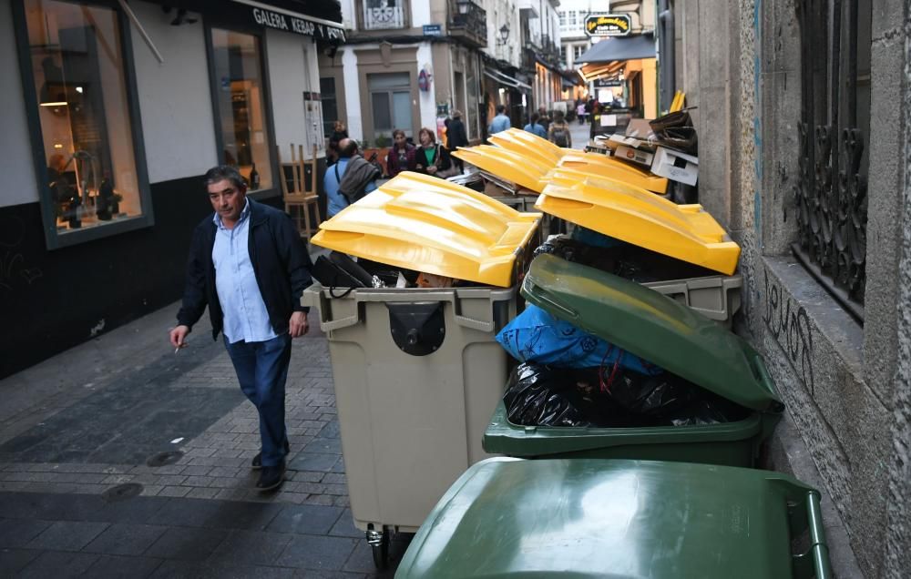 Basura sin recoger en contenedores de A Coruña