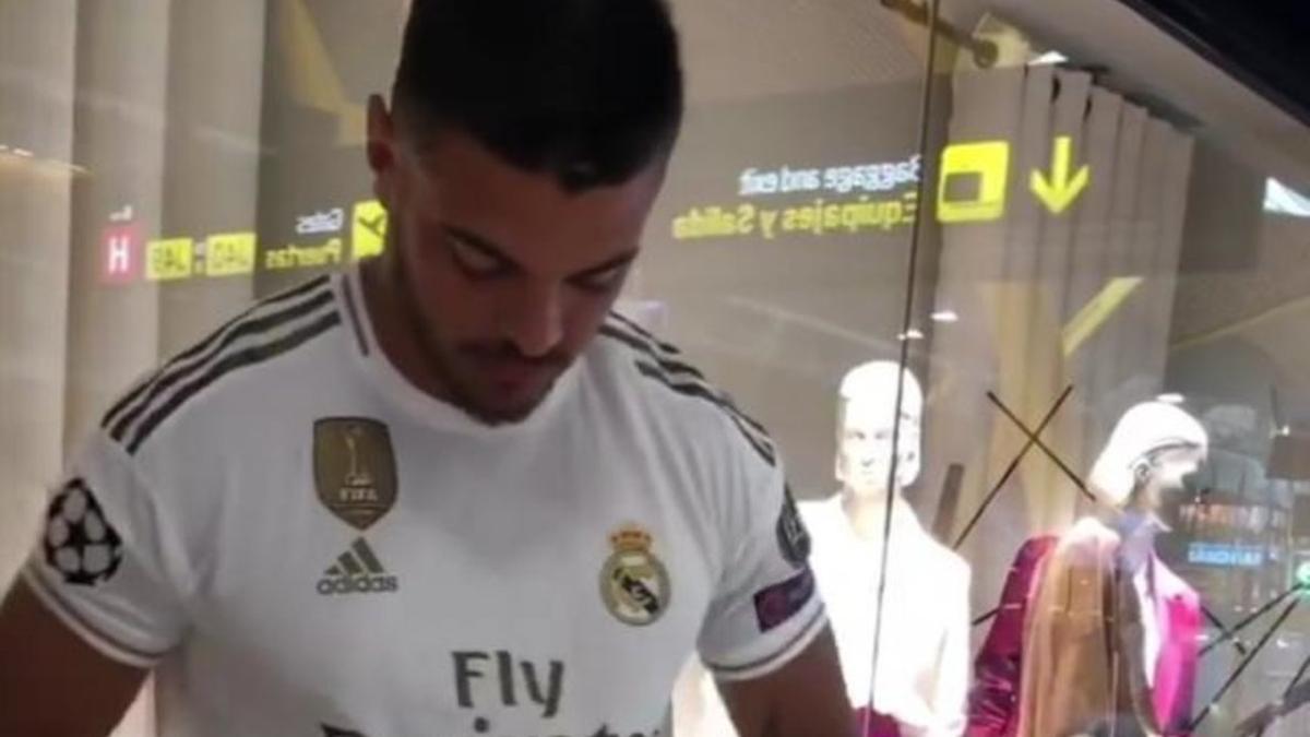 Compra una camiseta del Real Madrid... y se pone el nombre de Messi