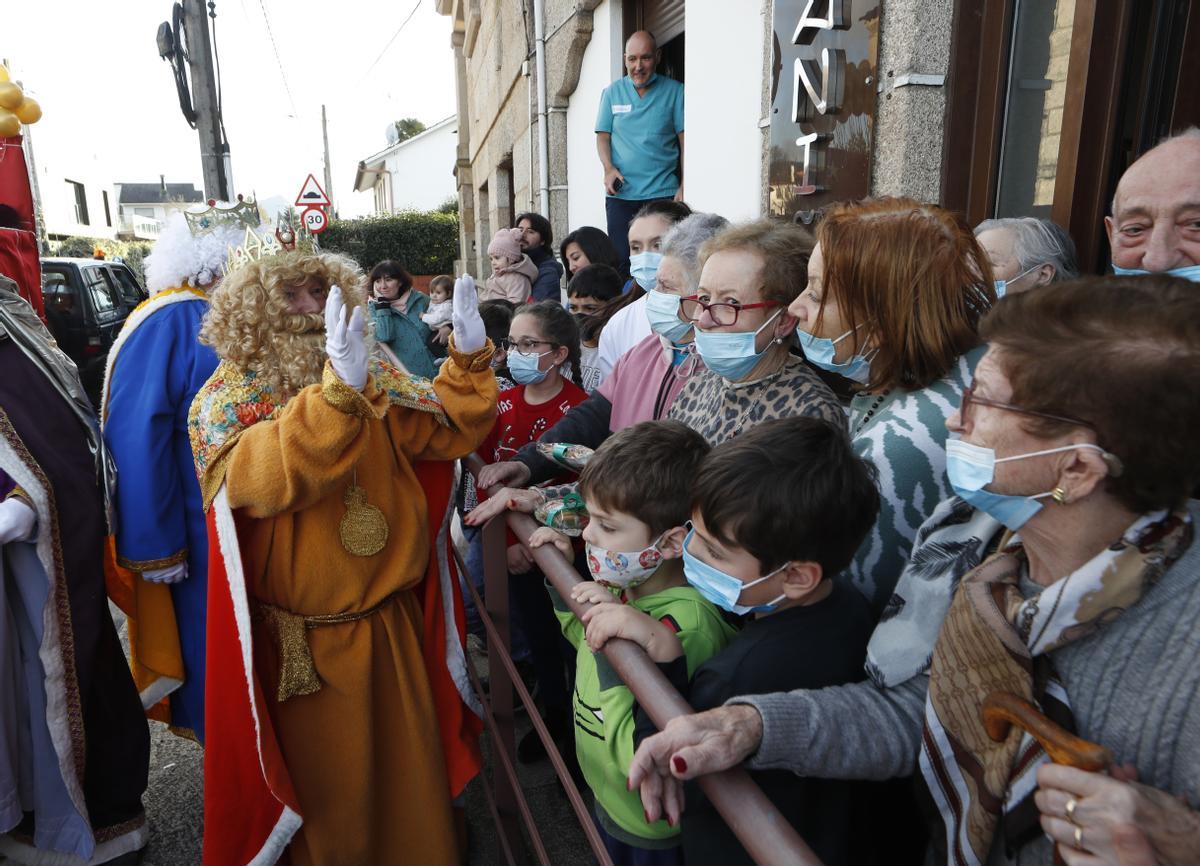 Los Reyes Magos no faltaron a la cita. Encuentro intergeneracional centro de día Xoaniña, en Beade. 4 enero 2023. Ricardo Grobas