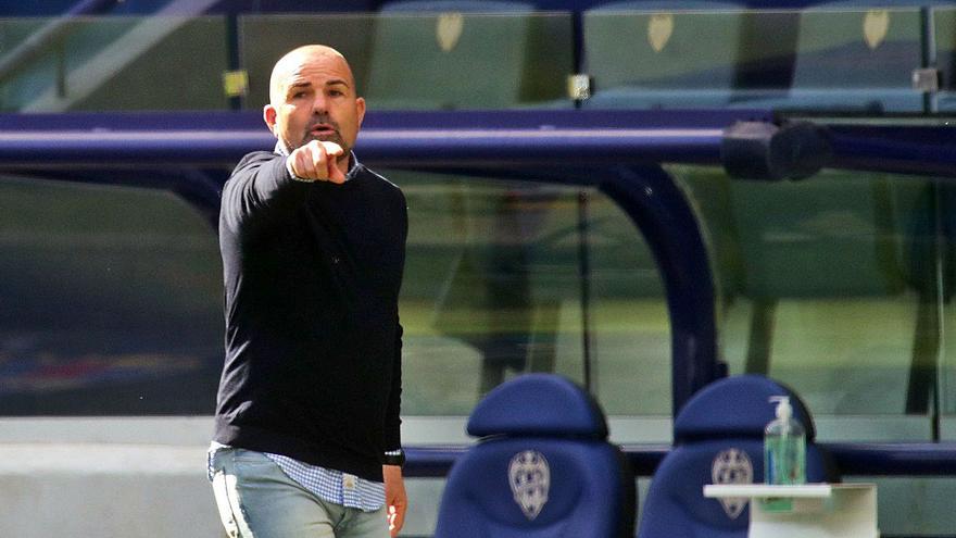 Paco López da instrucciones durante el partido ante el Granada. | F. CALABUIG/SD
