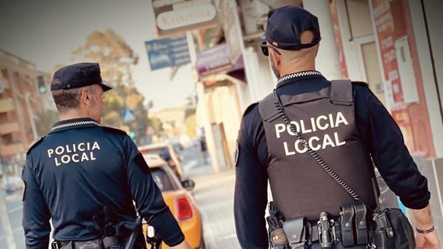 Dos agentes de la Policía Local de Elche durante una vigilancia.