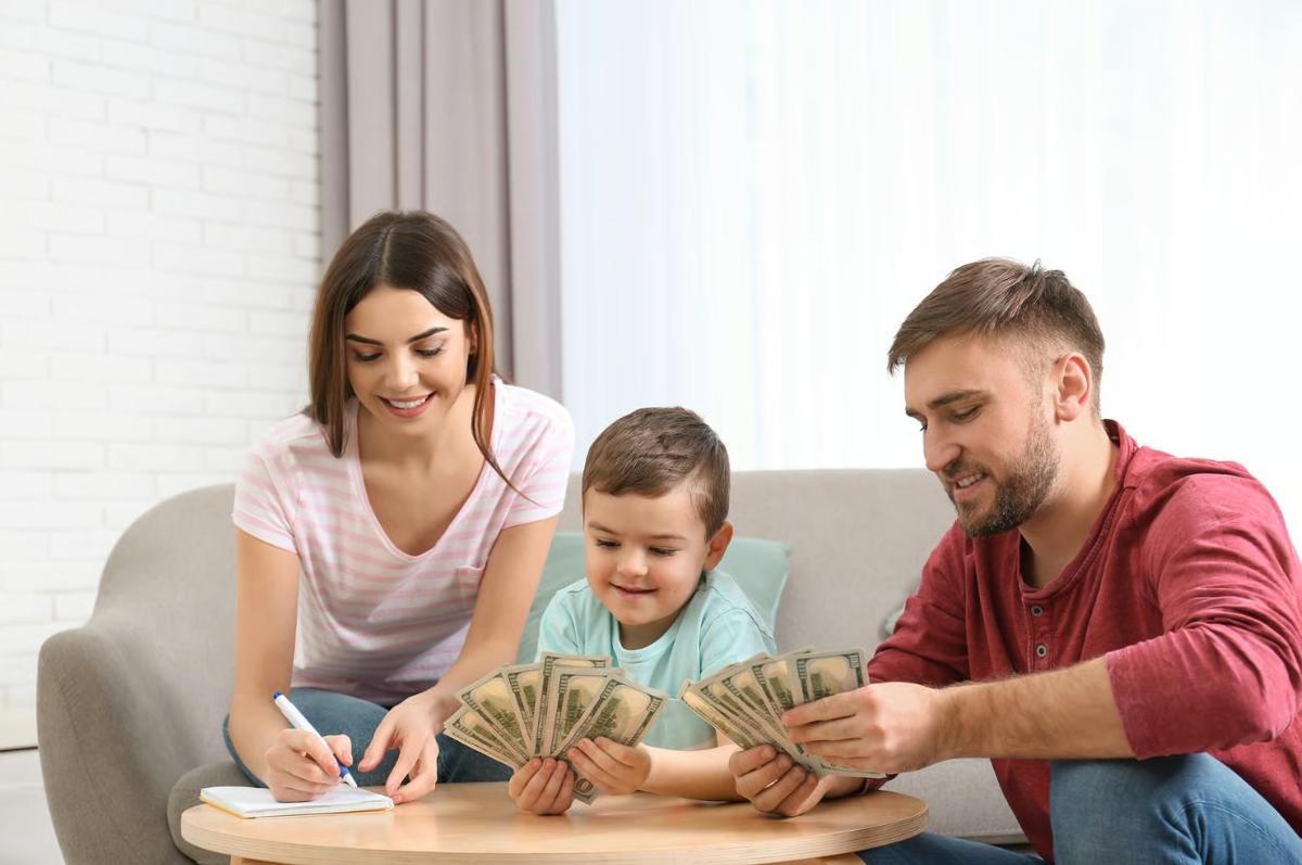 Entre las deducciones vigentes de la declaración de la renta destaca la destinada a nacimiento o adopción de un hijo, que permite deducir 150 euros por menor.