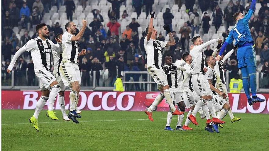 Los jugadores de la Juventus celebran su último triunfo. // EFE
