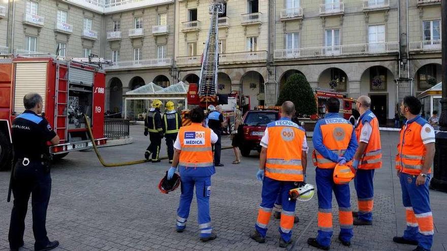 Policías locales, bomberos y sanitarios atienden una emergencia en la plaza de María Pita.