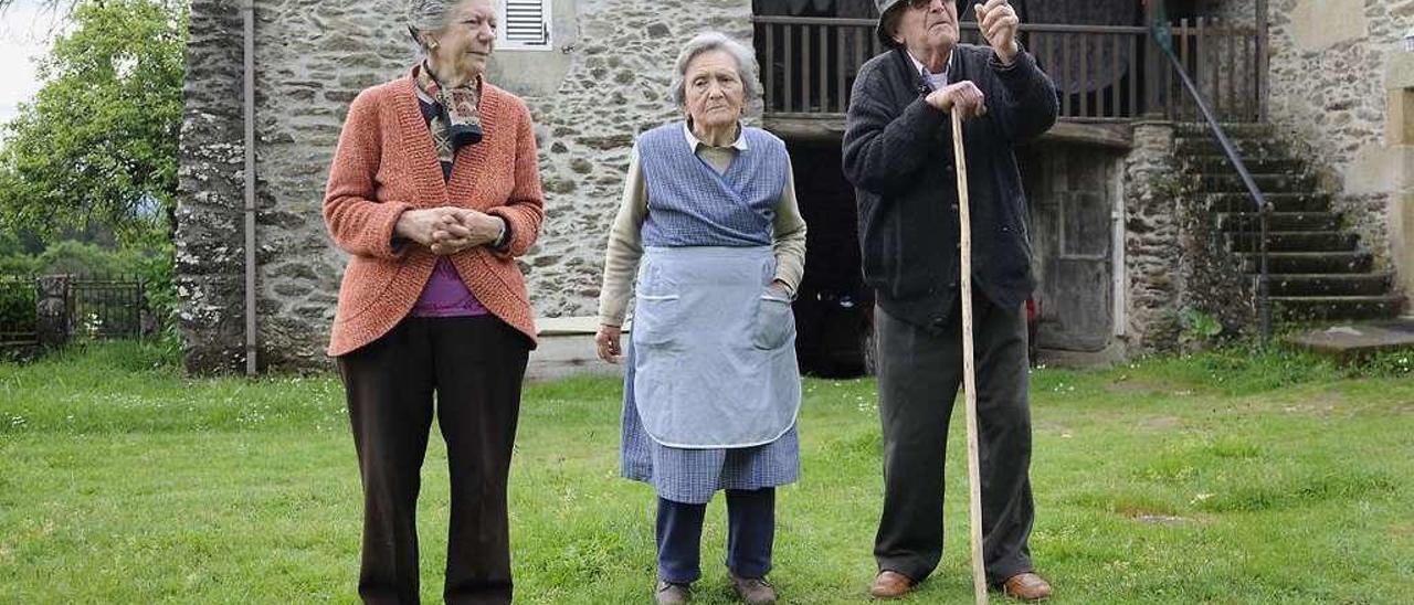 Esther Santomé, su madre María Carballude y su padre, Julio Santomé, ayer, en la casa familiar de Cristimil. // Bernabé/Javier Lalín