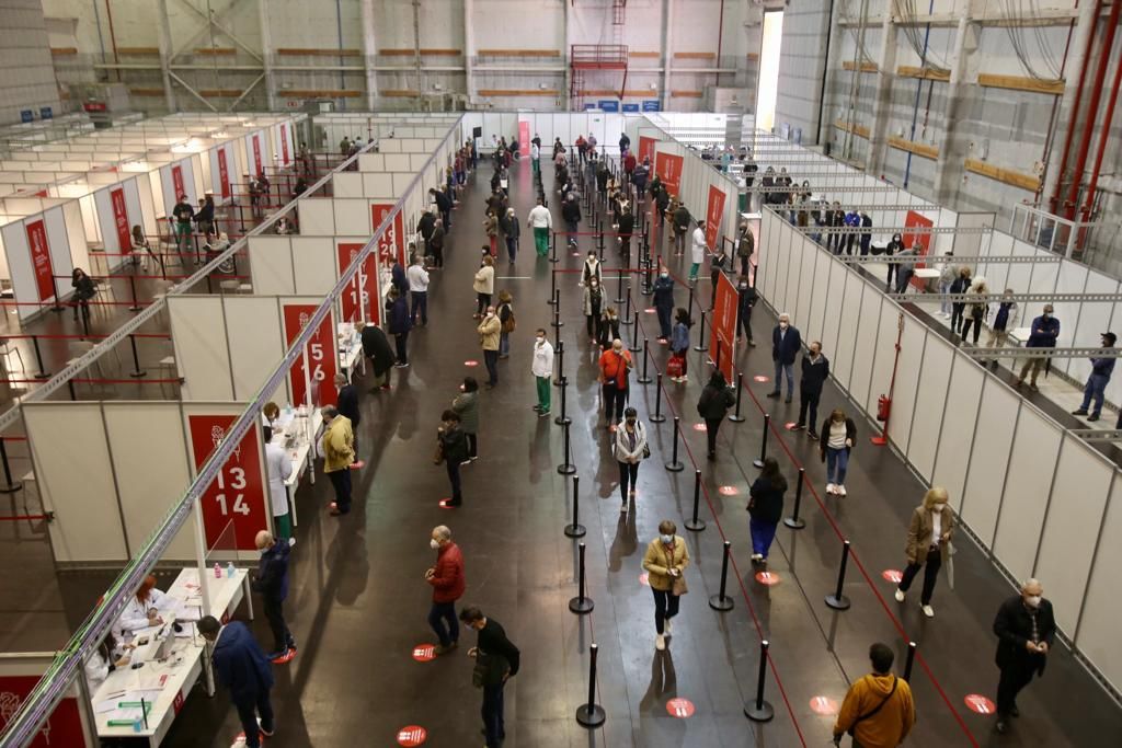 Largas colas para vacunarse en Ciudad de la Luz