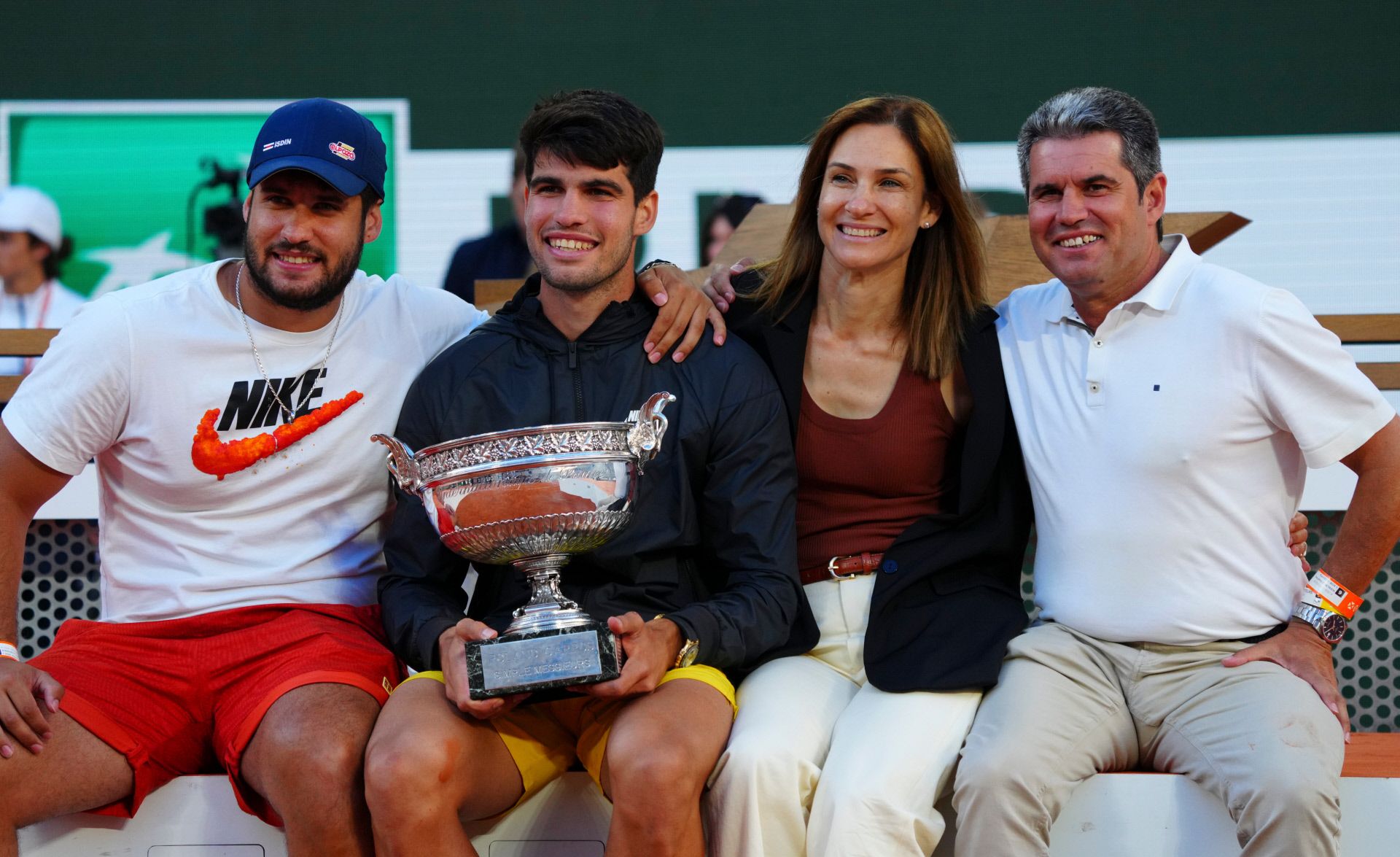 Carlos Alcaraz junto a sus padres y hermano