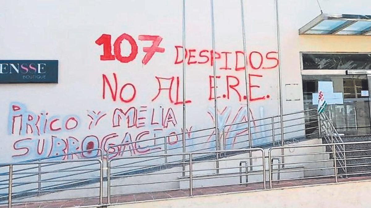 Pintadas contra el ERE del Senator en una de las fachadas del hotel.