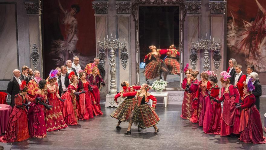 La ópera "La Traviata" tiene una duración de casi tres horas