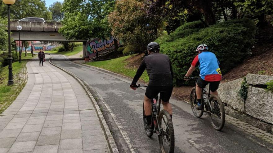 Ciclistas en el paseo fluvial de Arteixo.   | // L.O.