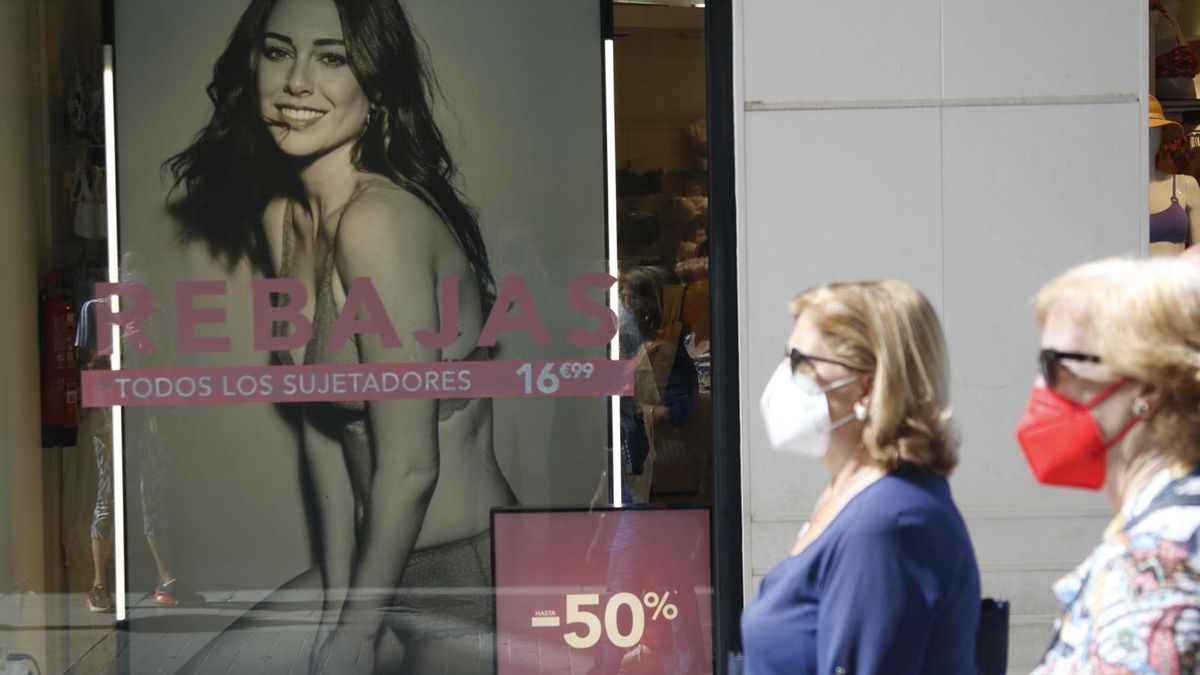 Un escaparate de una tienda del centro anuncia las rebajas.