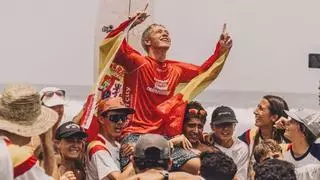 Eufórico recibimiento en Lanzarote al campeón del mundo de surf Dylan Donegan