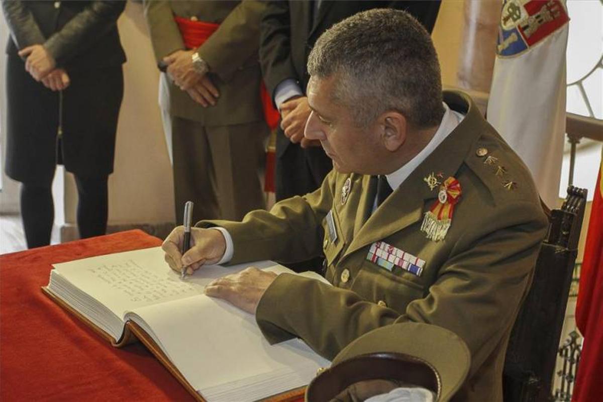El ministro de Defensa ratifica el futuro del Cefot de Cáceres como centro de formación de tropa