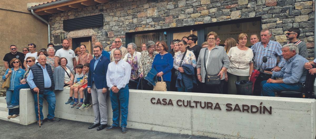 Vecinos del concejo junto al alcalde, Tomás Fernández, y el presidente del Principado, Adrián Barbón. | Lne