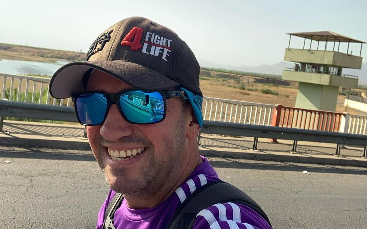 Santiago Sánchez, durante su ruta a pie con el objetivo de llegar al Mundial de Qatar